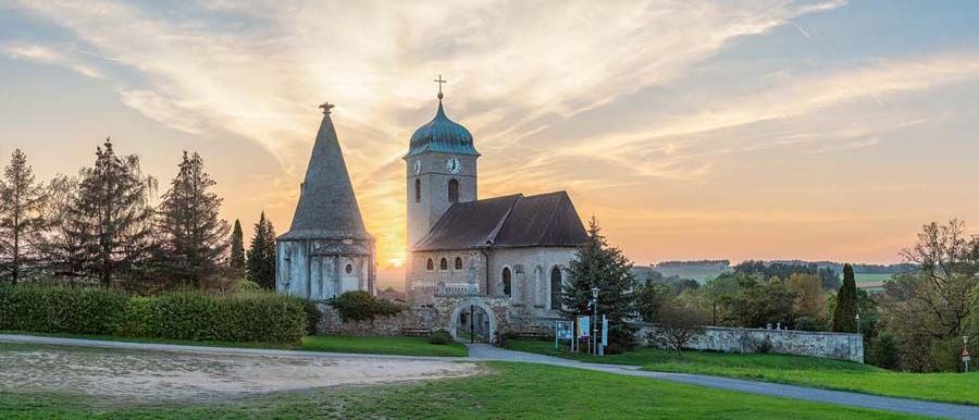 Bild enthält, Spire, Arch, Gothic Arch, Grass, Nature, Outdoors, Sky, Housing