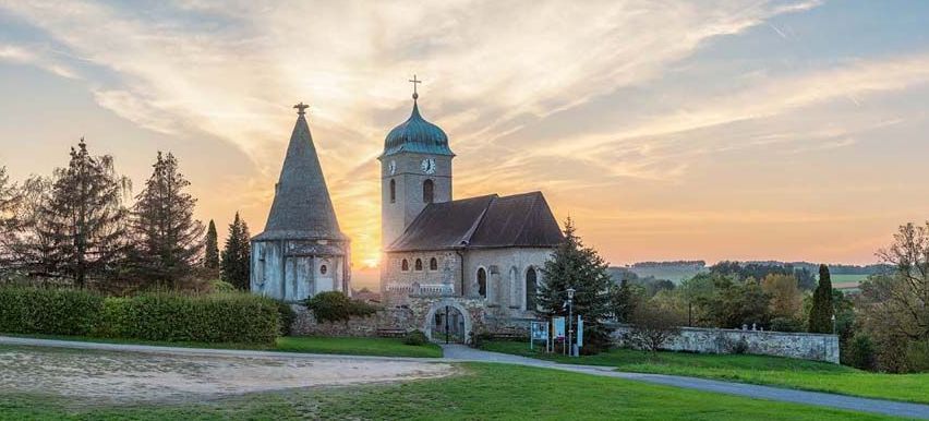 Bild enthält, Spire, Arch, Gothic Arch, Grass, Nature, Outdoors, Sky, Housing