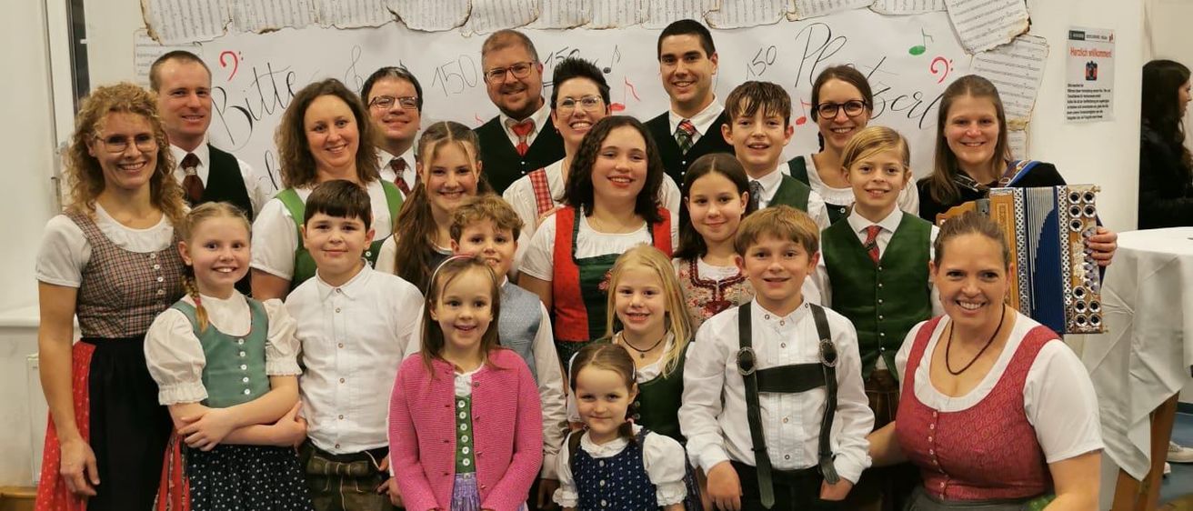 Bild enthält, People, Person, Skirt, Child, Female, Girl, Portrait, Blouse, Groupshot, Shorts