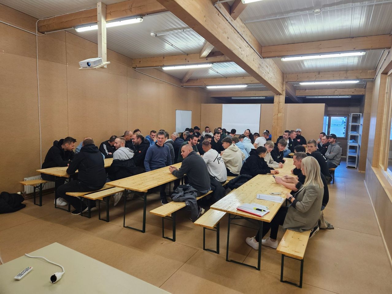 Bild enthält, People, Person, Adult, Female, Woman, Building, Male, Man, School, Classroom