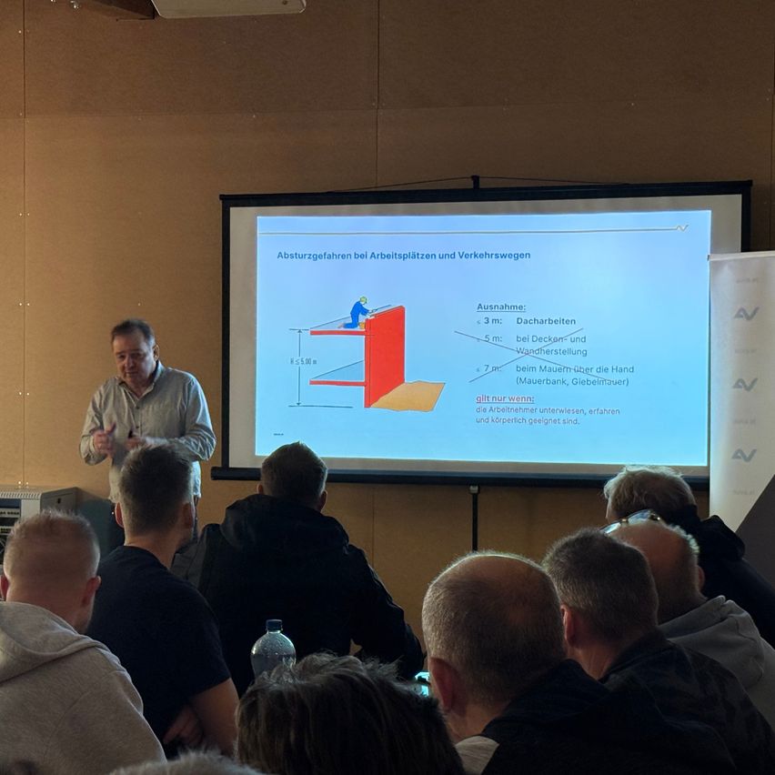 Bild enthält, People, Person, Screen, Adult, Male, Man, Crowd, Seminar, Projection Screen, Face