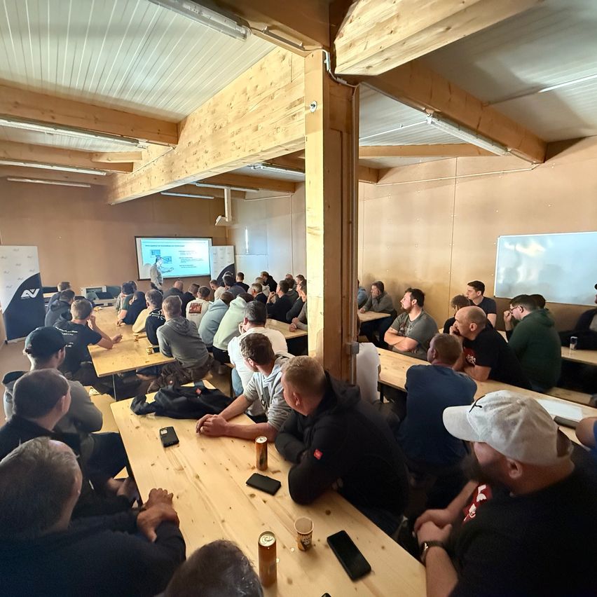 Bild enthält, People, Person, Crowd, Adult, Male, Man, Building, Classroom, Indoors, Lecture