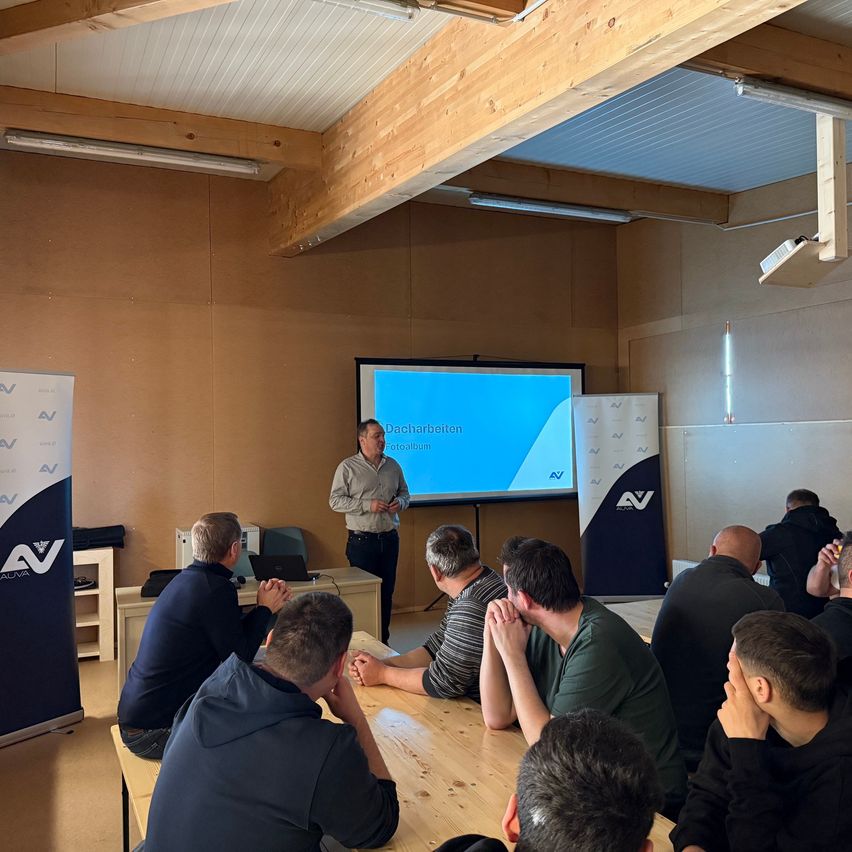 Bild enthält, People, Person, Crowd, Adult, Male, Man, Building, Boy, Child, Face