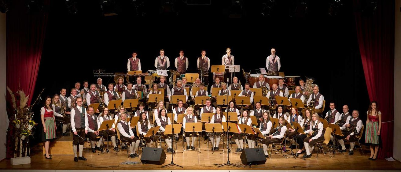 Bild enthält, Group Performance, Person, Music, Music Band, Musical Instrument, Musician, Performer, Indoors, Orchestra