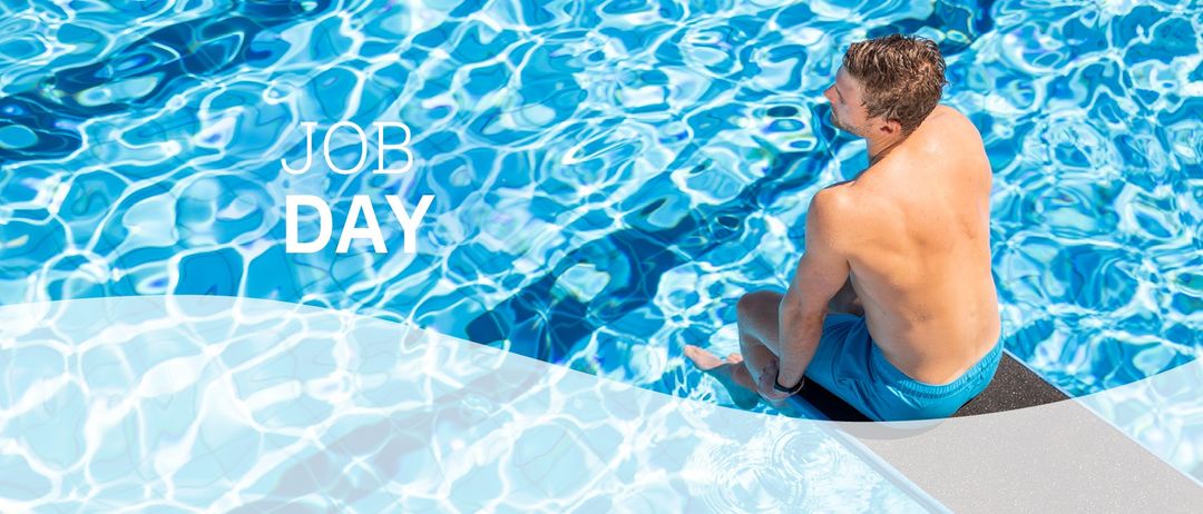 Ein Mann mit einer Uhr am Handgelenk sitzt am Pool, das Wort 'Job' über ihm geschrieben.