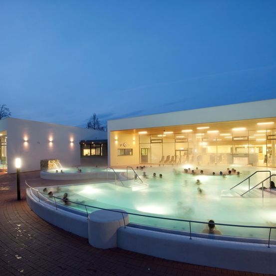 Bild enthält, Hotel, Resort, Pool, Water, Swimming Pool, Tub, Lighting, Person, Villa, Hot Tub