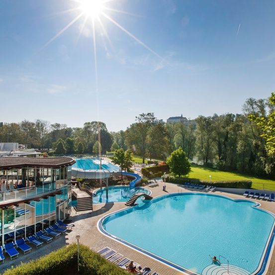 Bild enthält, Hotel, Resort, Pool, Water, Swimming Pool, Outdoors, Nature, Scenery, Person, Aerial View