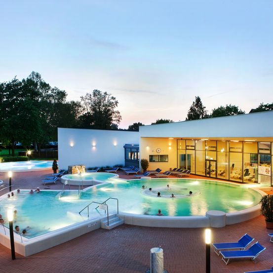 Bild enthält, Hotel, Resort, Pool, Water, Villa, Swimming Pool, Tub, Hot Tub, Person, Outdoors