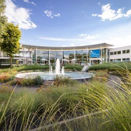 Bild enthält, Fountain, Water, Grass, Campus, Office Building, Person, City, Outdoors, Nature, Vegetation