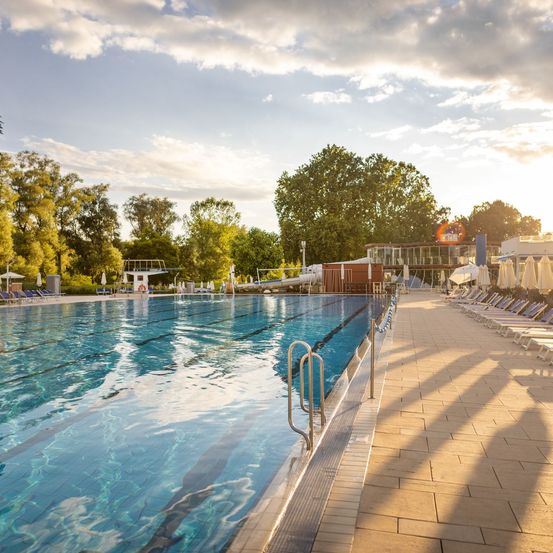 Bild enthält, Nature, Outdoors, Scenery, Hotel, Resort, Pool, Water, Swimming Pool, Summer, Person