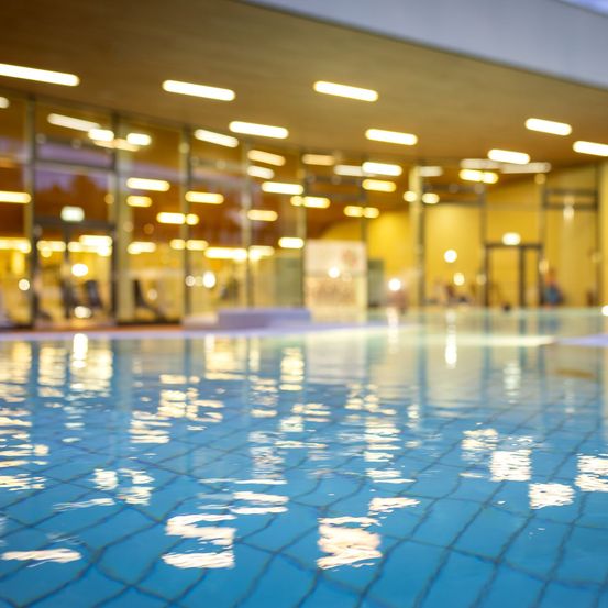 Bild enthält, Architecture, Building, Hotel, Resort, Pool, Water, Swimming Pool, Lighting, Floor