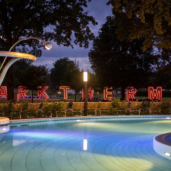 Bild enthält, Hotel, Resort, City, Water, Pool, Swimming Pool, Urban, Outdoors, Scenery, Hot Tub