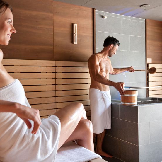 Bild enthält, Adult, Female, Person, Woman, Male, Man, Shorts, Face, Head, Sauna