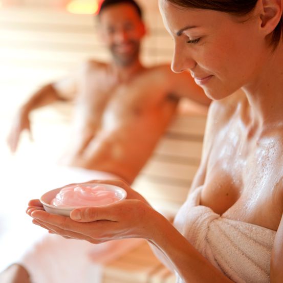 Bild enthält, Person, Face, Head, Bathing, Spa, Body Part, Finger, Hand