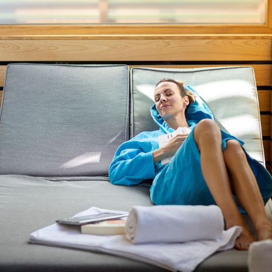 Bild enthält, Person, Sitting, Blanket, Face, Head