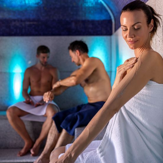 Bild enthält, Adult, Female, Person, Woman, Male, Man, Spa, Face, Head