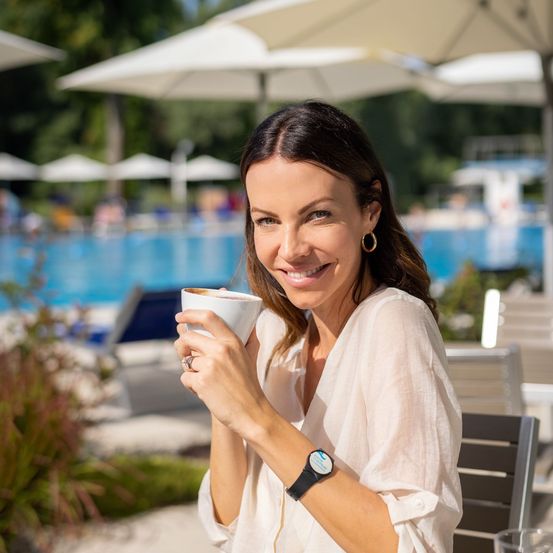 Bild enthält, Brunch, Food, Head, Person, Face, Beverage, Coffee, Coffee Cup, Happy, Smile