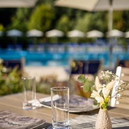 Bild enthält, Dining Table, Furniture, Table, Flower, Flower Arrangement, Glass, Flower Bouquet, Tabletop, Potted Plant, Cutlery