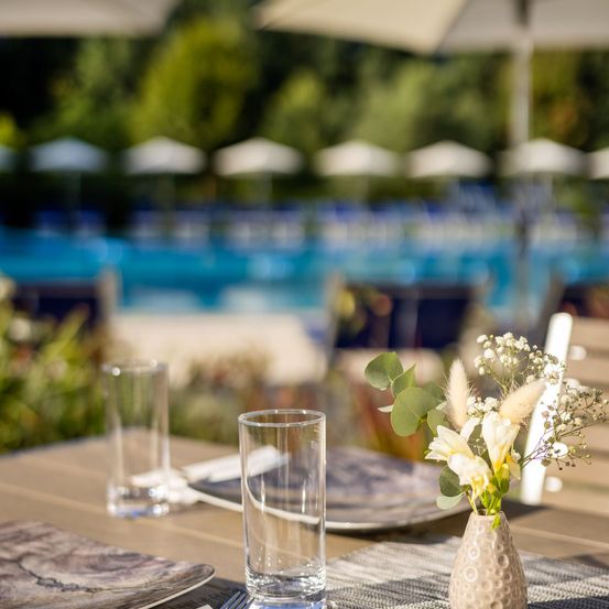 Bild enthält, Dining Table, Furniture, Table, Flower, Flower Arrangement, Glass, Flower Bouquet, Tabletop, Potted Plant, Cutlery