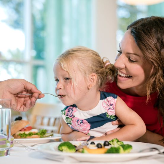 Bild enthält, Eating, Food, Person, Cutlery, Boy, Child, Male, Face, Head