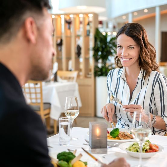 Bild enthält, Dating, Person, Romantic, Adult, Male, Man, Female, Woman, Head, Suit