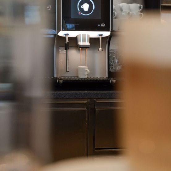 Bild enthält, Electronics, Screen, Computer Hardware, Hardware, Monitor, Cup, Beverage, Coffee, Coffee Cup