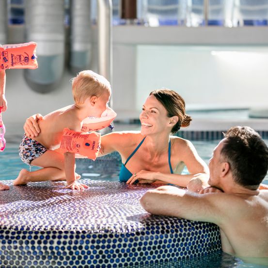 Bild enthält, Adult, Female, Person, Woman, Male, Man, Swimming, Face, Pool, Swimwear