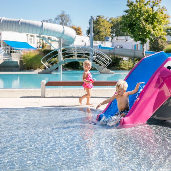 Bild enthält, Baby, Person, Water, Amusement Park, Water Park, Sliding, Pool, Swimming Pool, Shorts, Face