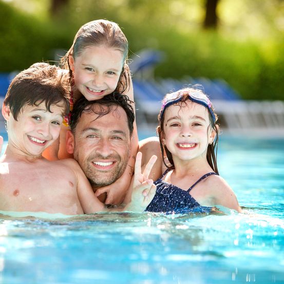 Bild enthält, Person, Swimming, People, Summer, Photography, Portrait, Swimwear, Pool, Adult, Man