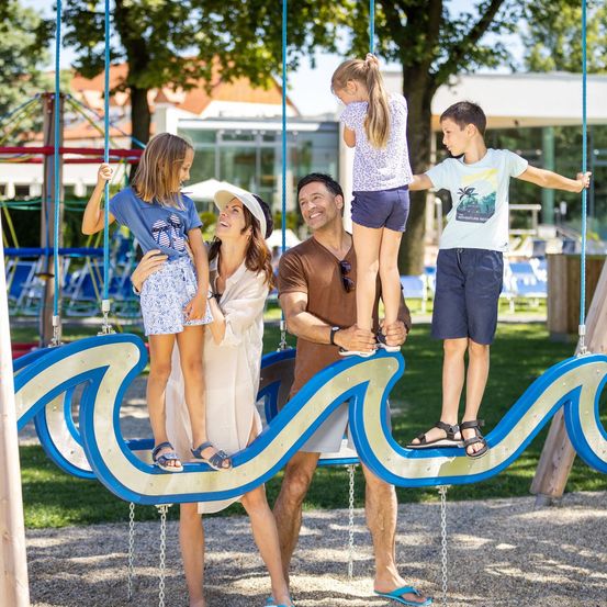 Bild enthält, Grass, Outdoors, Park, Shorts, Sandal, Person, Portrait, People, Play Area, Man