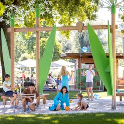 Bild enthält, Grass, Outdoors, Park, People, Person, Play Area, Adult, Female, Woman, Man