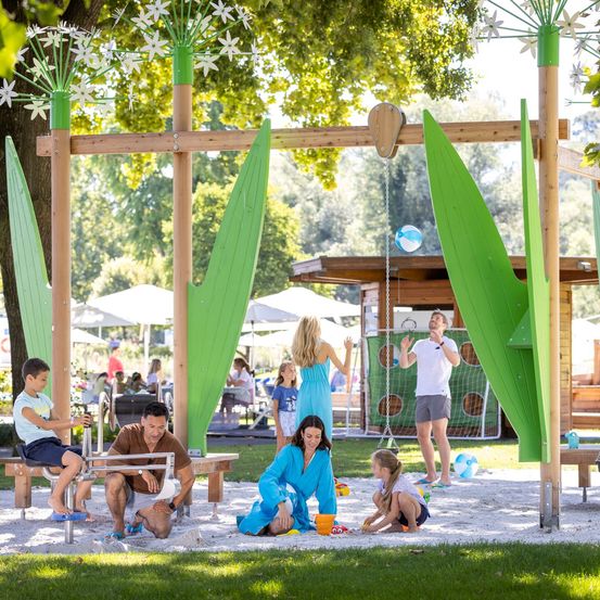 Bild enthält, Grass, Outdoors, Park, People, Person, Play Area, Adult, Female, Woman, Man