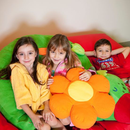 Bild enthält, Couch, Cushion, Home Decor, People, Person, Photography, Portrait, Child, Female, Girl