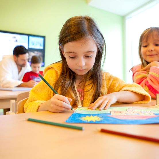 Bild enthält, Child, Female, Girl, Person, Student, Adult, Male, Man, Face, Screen