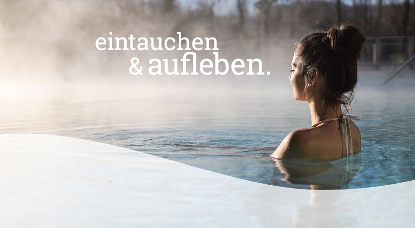 Eine Frau in einem Pool mit aufsteigendem Dampf. Der Text lautet 'eintauchen & aufleben'.