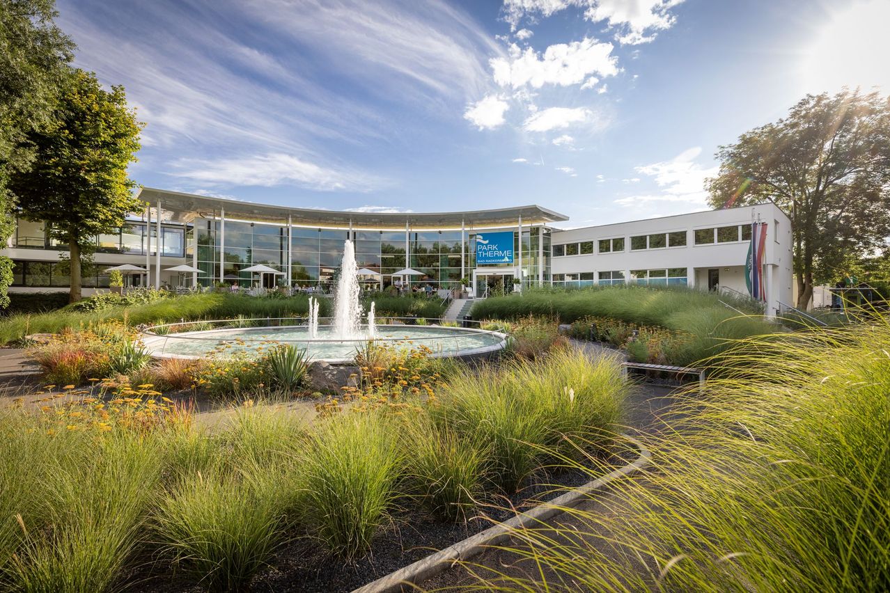 Bild enthält, Grass, Fountain, Water, Nature, Outdoors, Park, Garden, Vegetation, City, Person