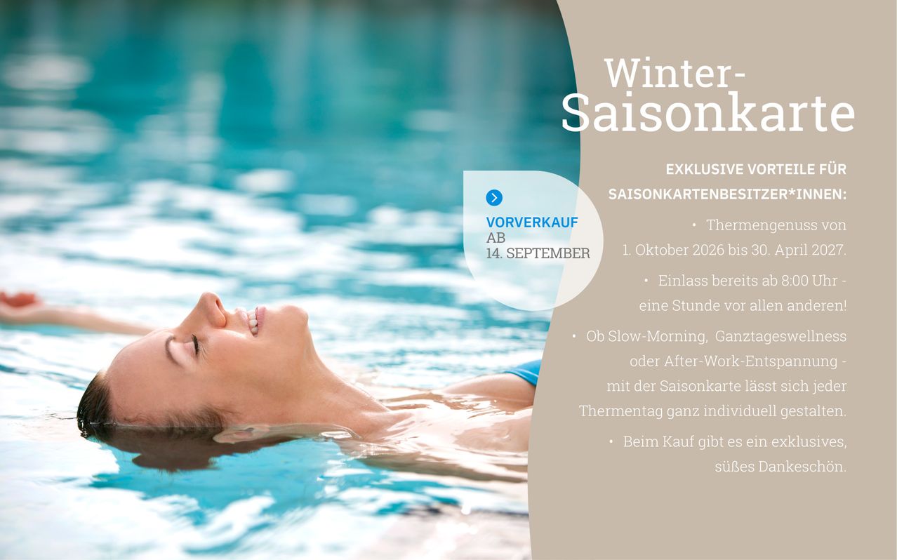 Eine Frau schwimmt mit gelassenem Gesichtsausdruck im Pool, umgeben von klarem blauem Wasser. Das Bild zeigt einen Werbebanner mit Text auf Deutsch.