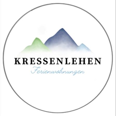 Rundes Logo mit Bergen in blauen und grünen Farben, mit den Worten 'KRESSENLEHEN Ferienwohnungen' in Blau am unteren Rand geschrieben.