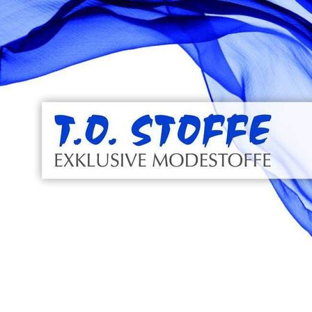 Ein blauer Stoff, der mit dem Markennamen 'T.D. Stoffe' in blauem und weißem Text darunter fließt. Der Text lautet 'Exklusive Modestoffe.'