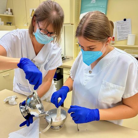 Bild enthält, Clothing, Glove, Laboratory