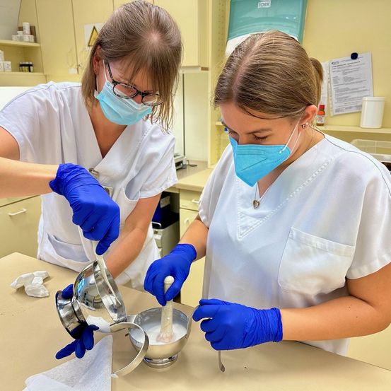 Bild enthält, Clothing, Glove, Laboratory