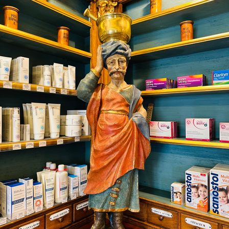 Bild enthält, Shelf, Adult, Female, Person, Woman, Furniture, Face, Head, Shop