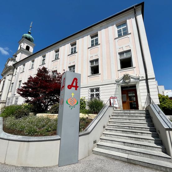 Bild enthält, Building, Monastery, City, Housing, Staircase, Clock Tower, Urban, Handrail, Office Building, Street