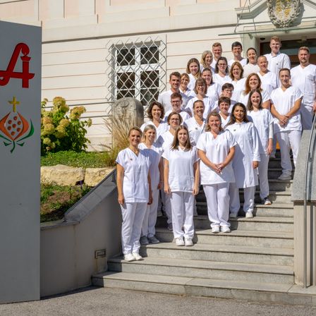 Bild enthält, Groupshot, Person, People, Clothing, Footwear, Shoe