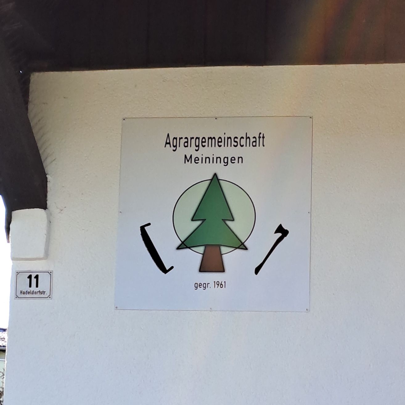 Bild enthält, Business Card, Paper, Text, Triangle