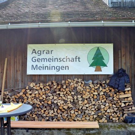 Bild enthält, Wood, Lumber, Indoors, Interior Design, Outdoors, Shelter, Nature, Housing, Table, Countryside