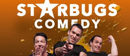Plakat für Starbugs Comedy Jump! Reloaded, eine Comedy-Show mit drei Männern in schwarzen T-Shirts vor orangem Hintergrund, einer zeigt mit dem Finger und einer flext Muskeln.