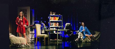 Vier Szenen einer Theateraufführung. Drei Personen sitzen an einem Schreibtisch. Ein Mann steht. Eine weitere Szene zeigt einen Mann und eine Frau auf einem Bett. Unten steht ein Titel und Termine für eine Aufführung.