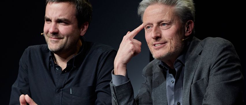 Bild enthält, Finger, Person, People, Adult, Male, Man, Face, Head, Suit, Crowd