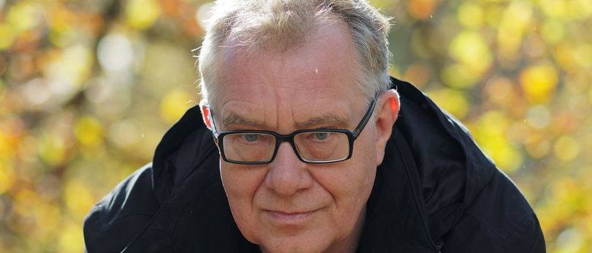 Bild enthält, Person, Photography, Portrait, Coat, Jacket, Glasses, Smile, Adult, Male, Man